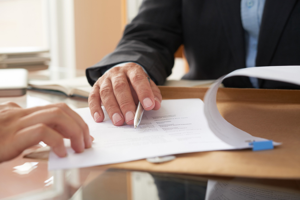 abogado con contrato en sobre su escritorio